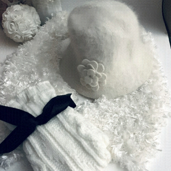 DKNY Knit Socks ,Angora Hat & Super soft Scarf - Picture 1 of 4